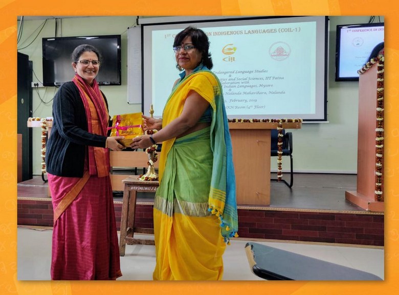 Dr. Smriti Singh, Head Dept of Humanities and Social Sciences, IIT Patna, giving away a token of appreciation to Prof. Kavita Rastogi, President SEL